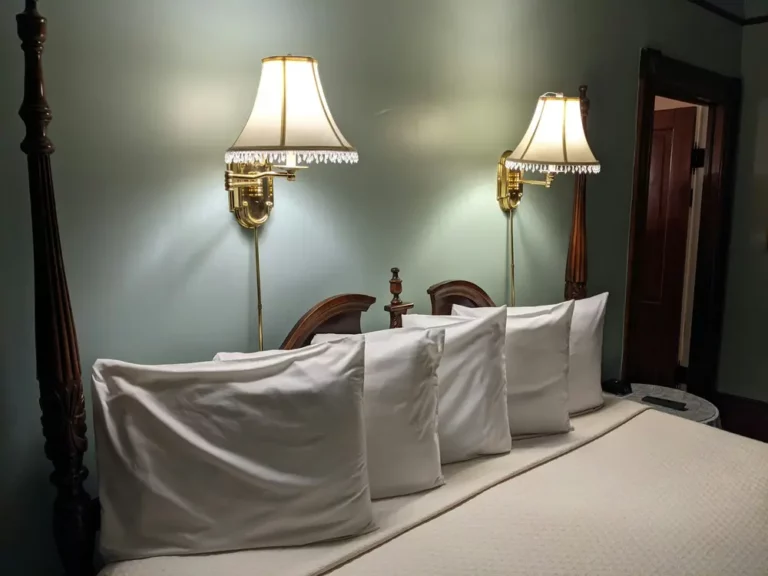 Maximize Your Small Room: Stylish King Bed Decor Ideas